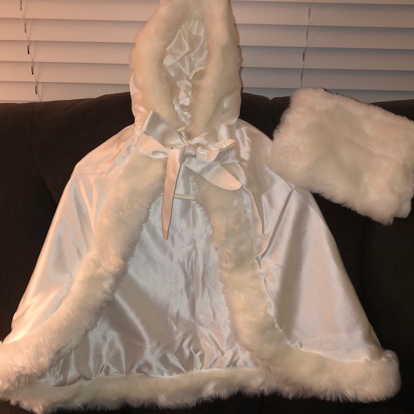 Jackets & Coats Little Girl White Satin Fur Trimmed Cape And White
